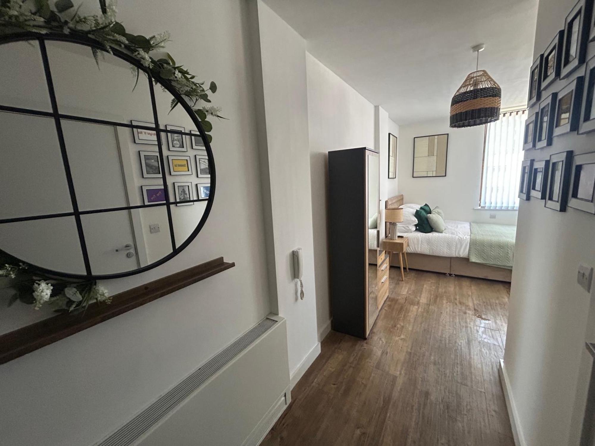 Center 1-bed Sleeps 2 With Views Liverpool